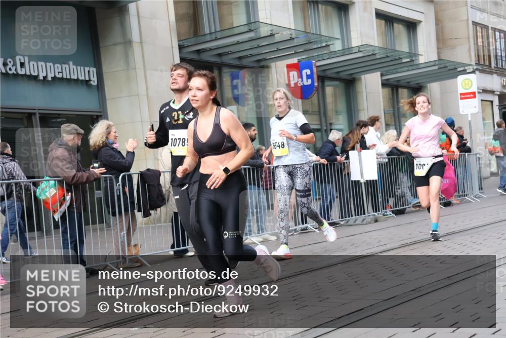 05.10.2025 - 20. swb-Marathon Bremen Strokosch-Dieckow http://msf.ph/oto/9249932 05.10.2025 10:53:37 Ziel 9313, 9456, 9494, 9520, 9548, 9701, 9807, 9835, 9934, 10019, 10046, 10075, 10163, 10416, 10484, 10616, 10631, 10662, 10696, 10785, 10906, 10966, 11141, 11151, 11152, 11303, 11339, 11347, 11383, 11432, 11445, 11533, 11593, 9313, 9456, 9494, 9520, 9548, 9701, 9807, 9835, 9934, 10019, 10046, 10075, 10163, 10416, 10484, 10616, 10631, 10662, 10696, 10785, 10906, 10966, 11141, 11151, 11152, 11303, 11339, 11347, 11383, 11432, 11445, 11533, 11593 meine-sportfotos.de
