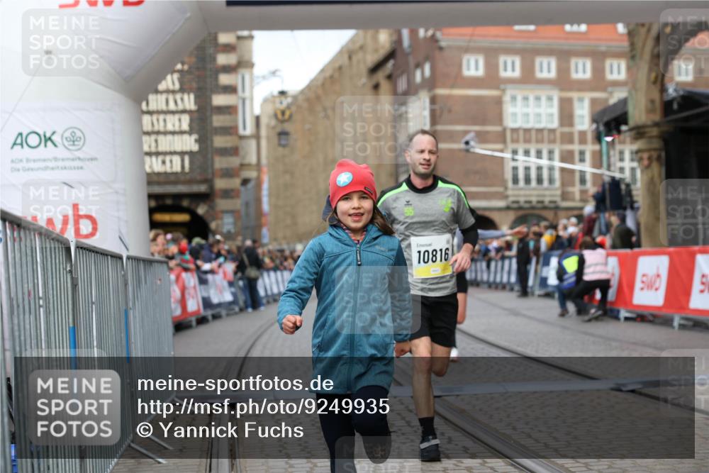 05.10.2025 - 20. swb-Marathon Bremen Yannick Fuchs http://msf.ph/oto/9249935 05.10.2025 10:44:24 Ziel 10044, 10348, 10816, 11645, 11648, 11659 meine-sportfotos.de