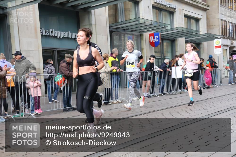 05.10.2025 - 20. swb-Marathon Bremen Strokosch-Dieckow http://msf.ph/oto/9249943 05.10.2025 10:53:37 Ziel 9313, 9456, 9494, 9520, 9548, 9701, 9807, 9835, 9934, 10019, 10046, 10075, 10163, 10416, 10484, 10616, 10631, 10662, 10696, 10785, 10906, 10966, 11141, 11151, 11152, 11303, 11339, 11347, 11383, 11432, 11445, 11533, 11593, 9313, 9456, 9494, 9520, 9548, 9701, 9807, 9835, 9934, 10019, 10046, 10075, 10163, 10416, 10484, 10616, 10631, 10662, 10696, 10785, 10906, 10966, 11141, 11151, 11152, 11303, 11339, 11347, 11383, 11432, 11445, 11533, 11593 meine-sportfotos.de
