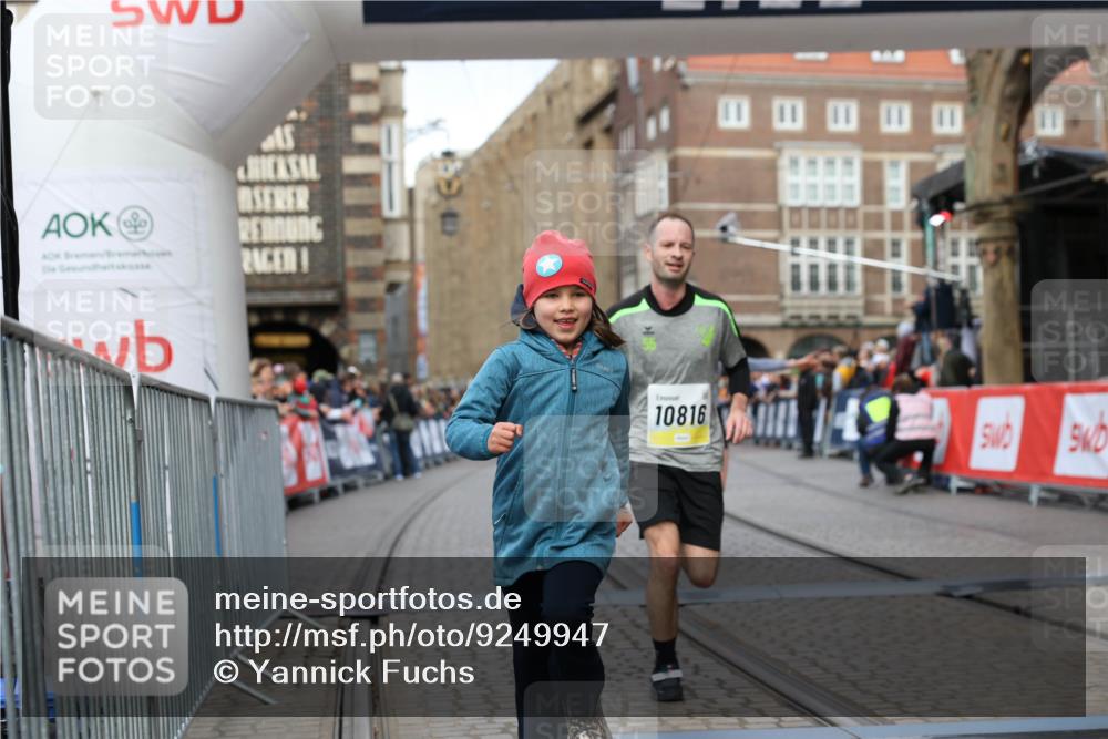 05.10.2025 - 20. swb-Marathon Bremen Yannick Fuchs http://msf.ph/oto/9249947 05.10.2025 10:44:24 Ziel 10044, 10348, 10816, 11645, 11648, 11659 meine-sportfotos.de