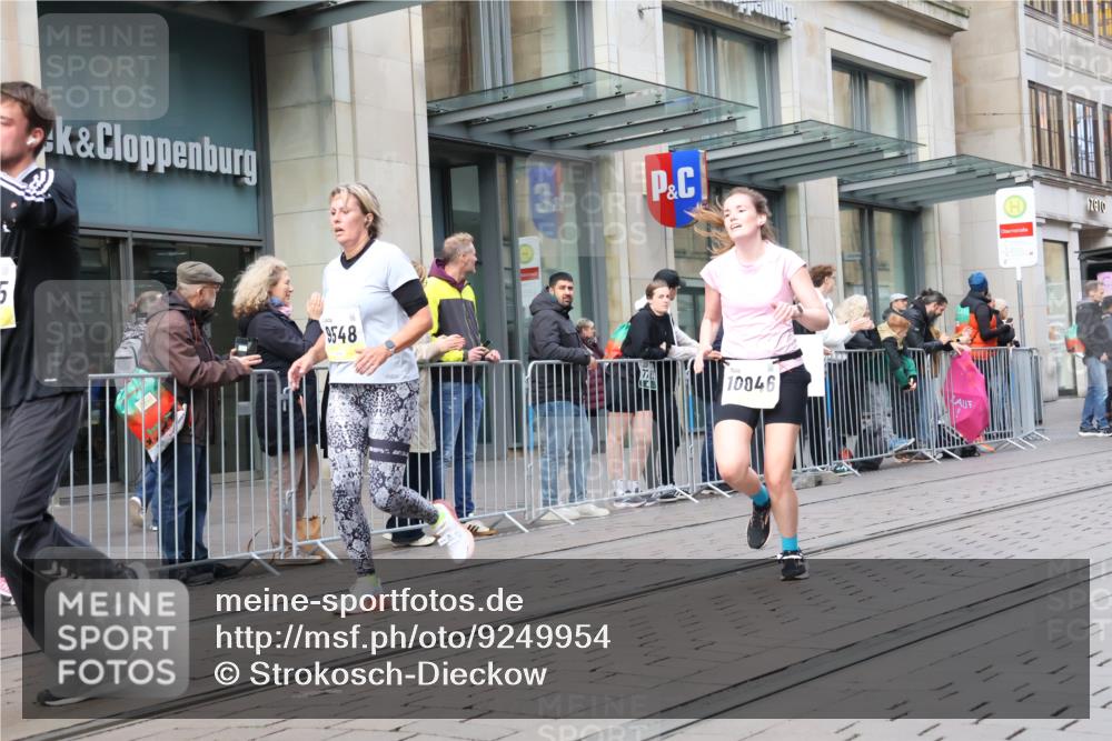 05.10.2025 - 20. swb-Marathon Bremen Strokosch-Dieckow http://msf.ph/oto/9249954 05.10.2025 10:53:38 Ziel 9313, 9456, 9494, 9520, 9548, 9701, 9807, 9835, 10019, 10046, 10075, 10163, 10416, 10484, 10616, 10631, 10662, 10696, 10785, 10966, 11141, 11151, 11152, 11303, 11339, 11347, 11383, 11432, 11445, 11533, 11593, 9313, 9456, 9494, 9520, 9548, 9701, 9807, 9835, 10019, 10046, 10075, 10163, 10416, 10484, 10616, 10631, 10662, 10696, 10785, 10966, 11141, 11151, 11152, 11303, 11339, 11347, 11383, 11432, 11445, 11533, 11593 meine-sportfotos.de