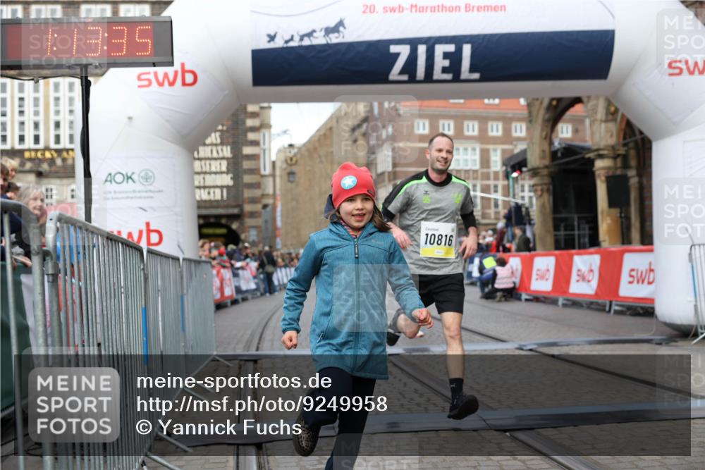 05.10.2025 - 20. swb-Marathon Bremen Yannick Fuchs http://msf.ph/oto/9249958 05.10.2025 10:44:25 Ziel 10044, 10348, 10816, 11648, 11659 meine-sportfotos.de