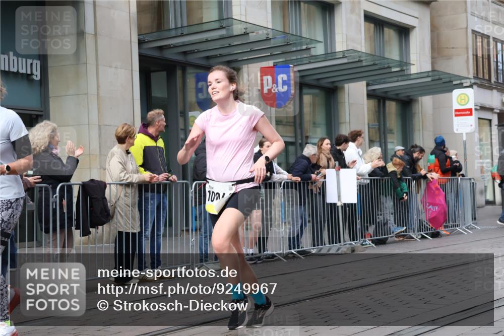05.10.2025 - 20. swb-Marathon Bremen Strokosch-Dieckow http://msf.ph/oto/9249967 05.10.2025 10:53:38 Ziel 9313, 9456, 9494, 9520, 9548, 9701, 9807, 9835, 10019, 10046, 10075, 10163, 10416, 10484, 10616, 10631, 10662, 10696, 10785, 10966, 11141, 11151, 11152, 11303, 11339, 11347, 11383, 11432, 11445, 11533, 11593, 9313, 9456, 9494, 9520, 9548, 9701, 9807, 9835, 10019, 10046, 10075, 10163, 10416, 10484, 10616, 10631, 10662, 10696, 10785, 10966, 11141, 11151, 11152, 11303, 11339, 11347, 11383, 11432, 11445, 11533, 11593 meine-sportfotos.de