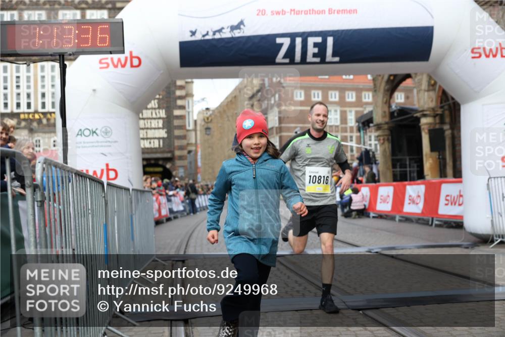 05.10.2025 - 20. swb-Marathon Bremen Yannick Fuchs http://msf.ph/oto/9249968 05.10.2025 10:44:25 Ziel 10044, 10348, 10816, 11648, 11659 meine-sportfotos.de