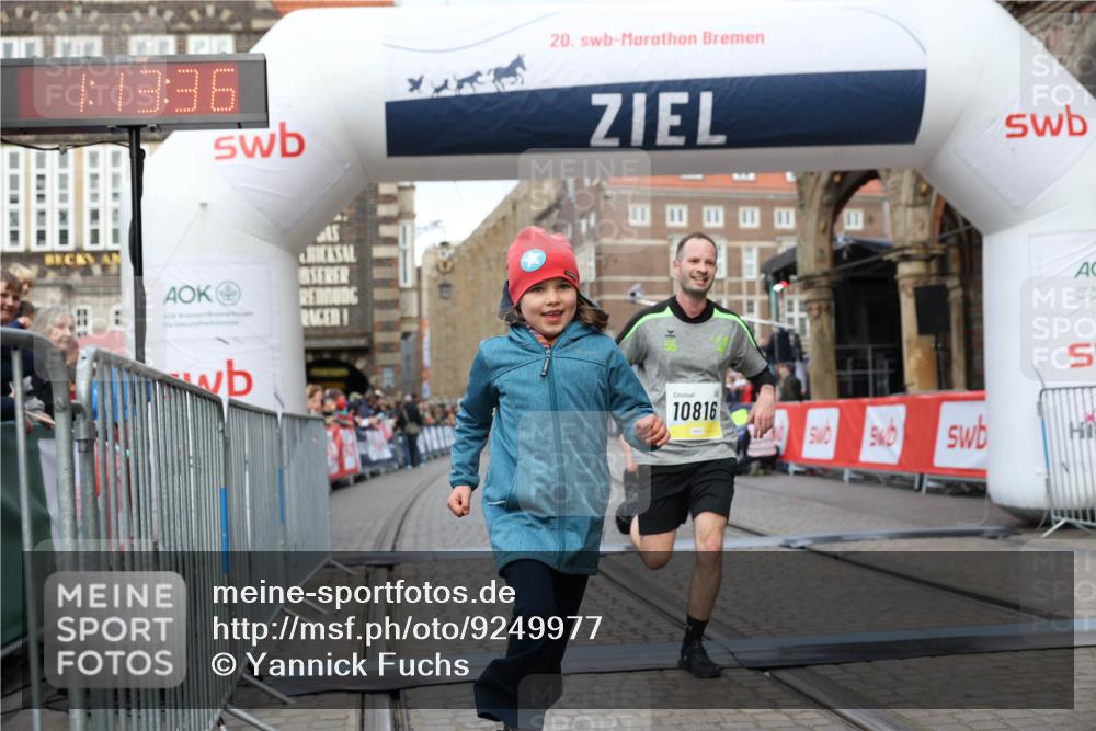05.10.2025 - 20. swb-Marathon Bremen Yannick Fuchs http://msf.ph/oto/9249977 05.10.2025 10:44:25 Ziel 10044, 10348, 10816, 11648, 11659 meine-sportfotos.de