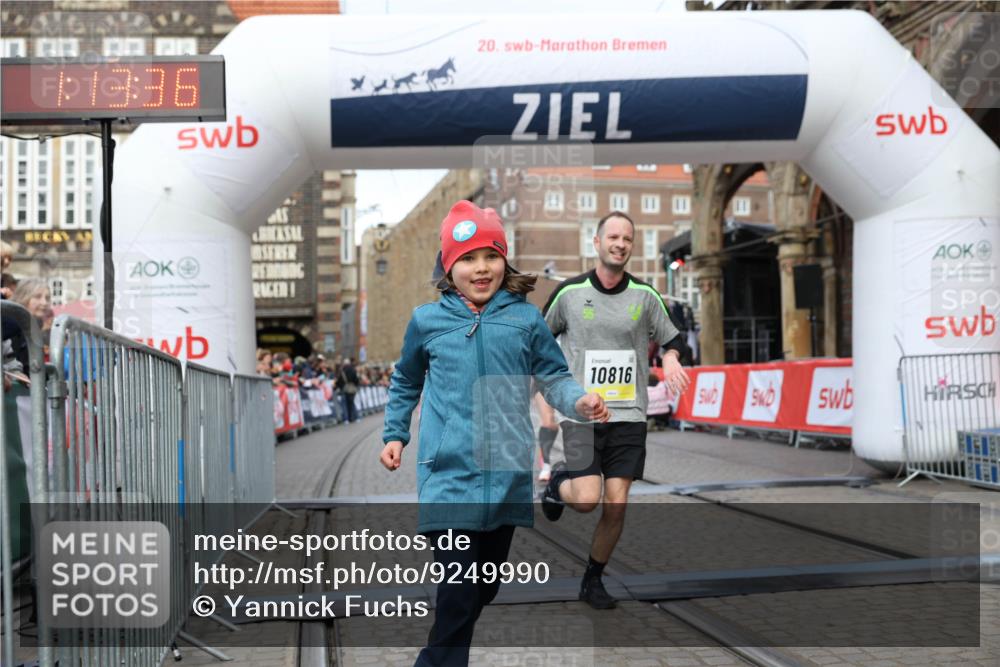 05.10.2025 - 20. swb-Marathon Bremen Yannick Fuchs http://msf.ph/oto/9249990 05.10.2025 10:44:25 Ziel 10044, 10348, 10816, 11648, 11659 meine-sportfotos.de