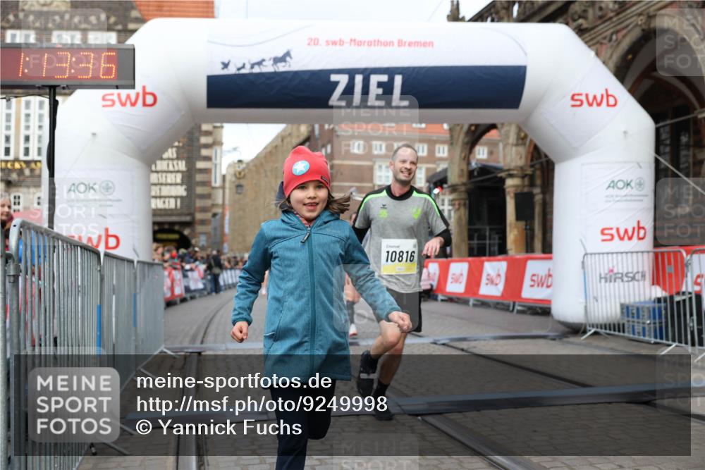 05.10.2025 - 20. swb-Marathon Bremen Yannick Fuchs http://msf.ph/oto/9249998 05.10.2025 10:44:25 Ziel 10044, 10348, 10816, 11648, 11659 meine-sportfotos.de