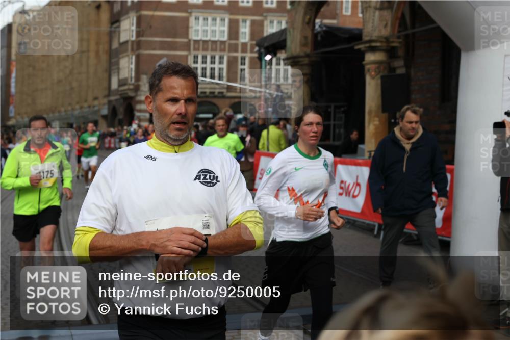 05.10.2025 - 20. swb-Marathon Bremen Yannick Fuchs http://msf.ph/oto/9250005 05.10.2025 10:53:26 Ziel 7251, 9263, 9539, 9834, 9956, 10317, 10460, 10806, 10958, 10993, 11174, 11175, 11377, 11510, 11512 meine-sportfotos.de