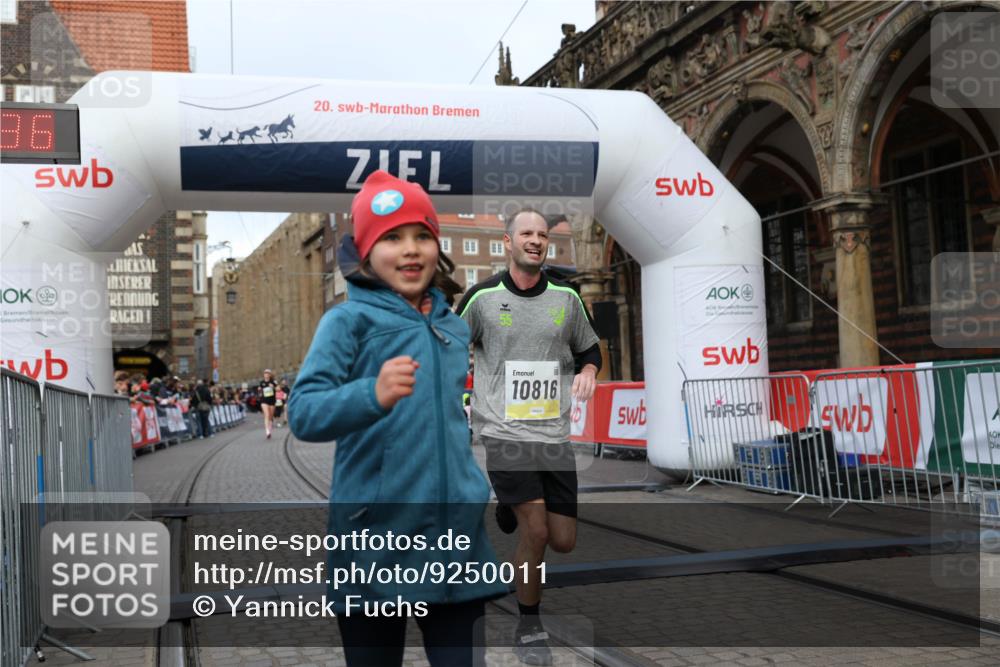 05.10.2025 - 20. swb-Marathon Bremen Yannick Fuchs http://msf.ph/oto/9250011 05.10.2025 10:44:25 Ziel 10044, 10348, 10816, 11648, 11659 meine-sportfotos.de