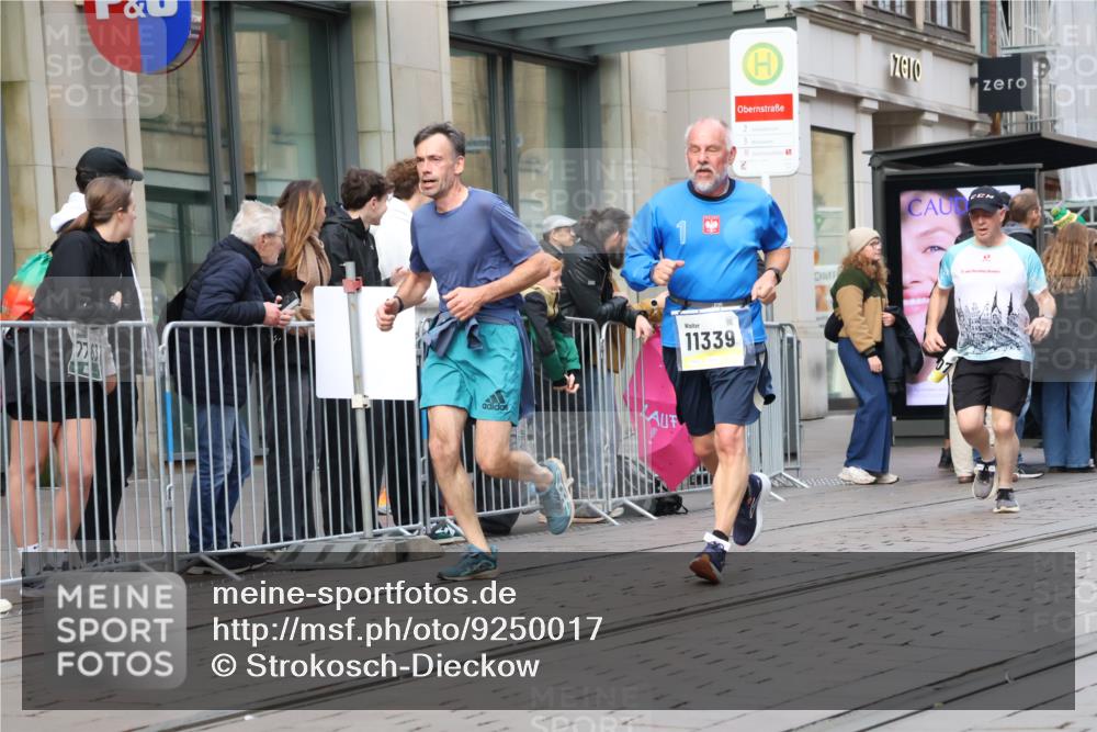 05.10.2025 - 20. swb-Marathon Bremen Strokosch-Dieckow http://msf.ph/oto/9250017 05.10.2025 10:53:42 Ziel 9313, 9402, 9456, 9520, 9548, 9701, 9807, 9835, 9900, 9935, 10019, 10046, 10075, 10163, 10484, 10533, 10616, 10631, 10662, 10696, 10785, 11151, 11152, 11203, 11303, 11339, 11347, 11432, 11445, 11449, 11533, 11593, 9313, 9402, 9456, 9520, 9548, 9701, 9807, 9835, 9900, 9935, 10019, 10046, 10075, 10163, 10484, 10533, 10616, 10631, 10662, 10696, 10785, 11151, 11152, 11203, 11303, 11339, 11347, 11432, 11445, 11449, 11533, 11593 meine-sportfotos.de