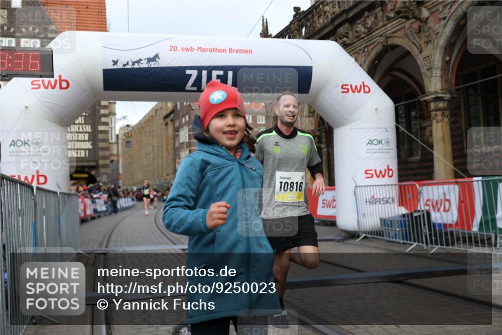 05.10.2025 - 20. swb-Marathon Bremen Yannick Fuchs http://msf.ph/oto/9250023 05.10.2025 10:44:25 Ziel 10044, 10348, 10816, 11648, 11659 meine-sportfotos.de