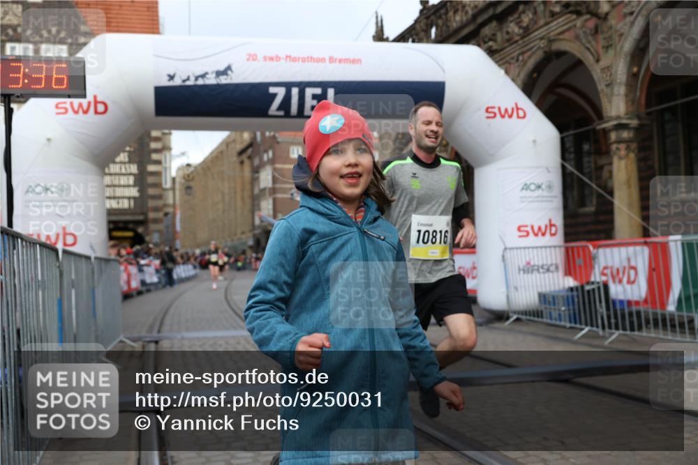 05.10.2025 - 20. swb-Marathon Bremen Yannick Fuchs http://msf.ph/oto/9250031 05.10.2025 10:44:25 Ziel 10044, 10348, 10816, 11648, 11659 meine-sportfotos.de