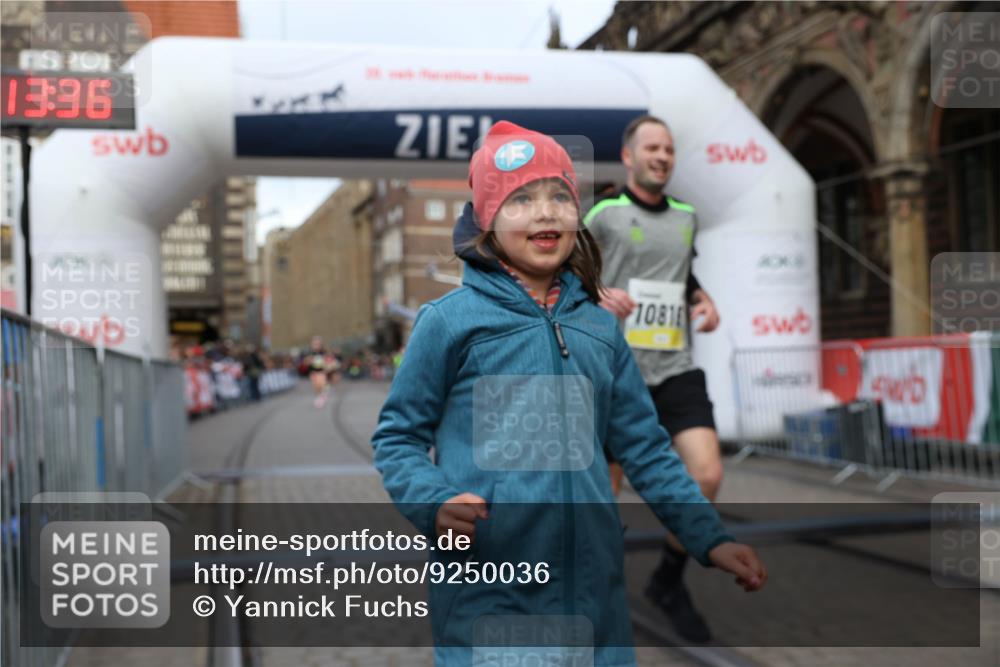 05.10.2025 - 20. swb-Marathon Bremen Yannick Fuchs http://msf.ph/oto/9250036 05.10.2025 10:44:25 Ziel 10044, 10348, 10816, 11648, 11659 meine-sportfotos.de