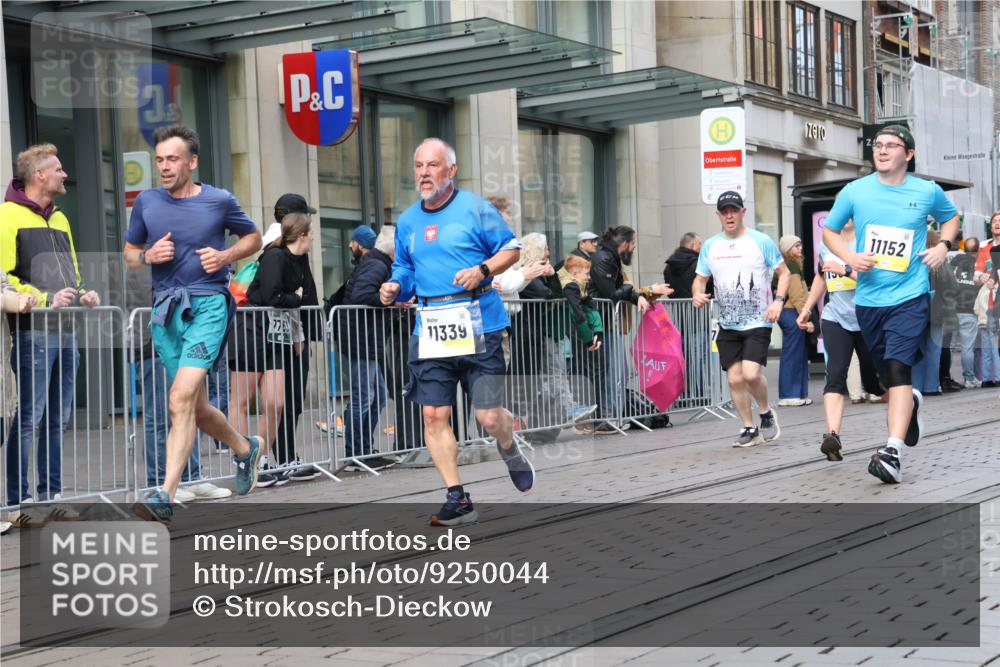 05.10.2025 - 20. swb-Marathon Bremen Strokosch-Dieckow http://msf.ph/oto/9250044 05.10.2025 10:53:43 Ziel 9313, 9402, 9456, 9520, 9548, 9574, 9701, 9807, 9835, 9900, 9935, 10019, 10046, 10075, 10163, 10234, 10484, 10533, 10616, 10631, 10662, 10696, 10785, 11151, 11152, 11203, 11303, 11339, 11347, 11432, 11445, 11449, 11533, 11593, 9313, 9402, 9456, 9520, 9548, 9574, 9701, 9807, 9835, 9900, 9935, 10019, 10046, 10075, 10163, 10234, 10484, 10533, 10616, 10631, 10662, 10696, 10785, 11151, 11152, 11203, 11303, 11339, 11347, 11432, 11445, 11449, 11533, 11593 meine-sportfotos.de