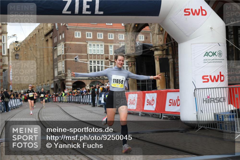 05.10.2025 - 20. swb-Marathon Bremen Yannick Fuchs http://msf.ph/oto/9250045 05.10.2025 10:44:26 Ziel 10044, 10348, 10816, 11659 meine-sportfotos.de