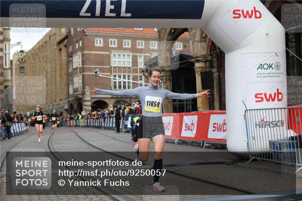 05.10.2025 - 20. swb-Marathon Bremen Yannick Fuchs http://msf.ph/oto/9250057 05.10.2025 10:44:26 Ziel 10044, 10348, 10816, 11659 meine-sportfotos.de