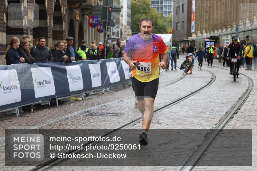 05.10.2025 - 20. swb-Marathon Bremen Strokosch-Dieckow http://msf.ph/oto/9250061 05.10.2025 15:28:09 Ziel 10864 meine-sportfotos.de