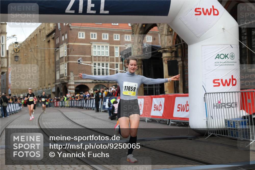 05.10.2025 - 20. swb-Marathon Bremen Yannick Fuchs http://msf.ph/oto/9250065 05.10.2025 10:44:26 Ziel 10044, 10348, 10816, 11659 meine-sportfotos.de