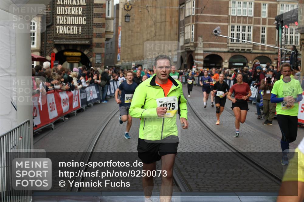 05.10.2025 - 20. swb-Marathon Bremen Yannick Fuchs http://msf.ph/oto/9250073 05.10.2025 10:53:26 Ziel 7251, 9263, 9539, 9834, 9956, 10317, 10460, 10806, 10958, 10993, 11174, 11175, 11377, 11510, 11512 meine-sportfotos.de