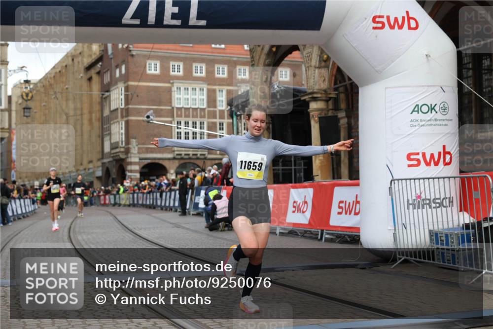 05.10.2025 - 20. swb-Marathon Bremen Yannick Fuchs http://msf.ph/oto/9250076 05.10.2025 10:44:26 Ziel 10044, 10348, 10816, 11659 meine-sportfotos.de