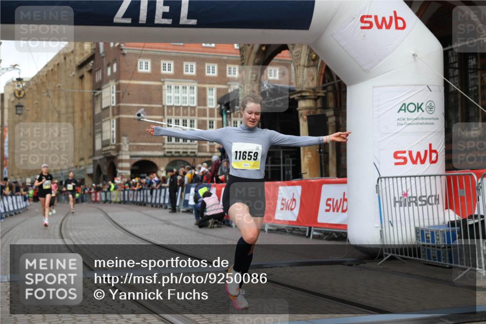 05.10.2025 - 20. swb-Marathon Bremen Yannick Fuchs http://msf.ph/oto/9250086 05.10.2025 10:44:26 Ziel 10044, 10348, 10816, 11659 meine-sportfotos.de