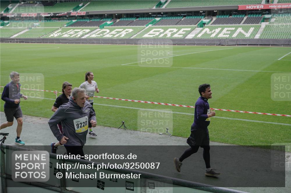 05.10.2025 - 20. swb-Marathon Bremen Michael Burmester http://msf.ph/oto/9250087 05.10.2025 10:40:04 Laufen im Stadion 7779, 7789, 7799, 7979, 9002, 9180, 9186, 9220, 9228, 9241, 9275, 9286, 9308, 9315, 9325, 9387, 9419, 9423, 9491, 9523, 9552, 9554, 9571, 9615, 9619, 9623, 9644, 9661, 9662, 9713, 9721, 9780, 9786, 9866, 9901, 9931, 9976, 10025, 10157, 10160, 10185, 10192, 10193, 10207, 10238, 10286, 10289, 10374, 10383, 10422, 10426, 10451, 10462, 10531, 10532, 10542, 10567, 10587, 10597, 10603, 10604, 10619, 10674, 10699, 10737, 10749, 11090, 11270, 7654, 9224 meine-sportfotos.de