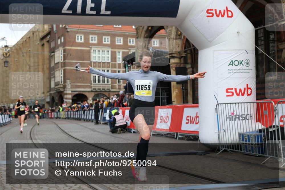 05.10.2025 - 20. swb-Marathon Bremen Yannick Fuchs http://msf.ph/oto/9250094 05.10.2025 10:44:26 Ziel 10044, 10348, 10816, 11659 meine-sportfotos.de