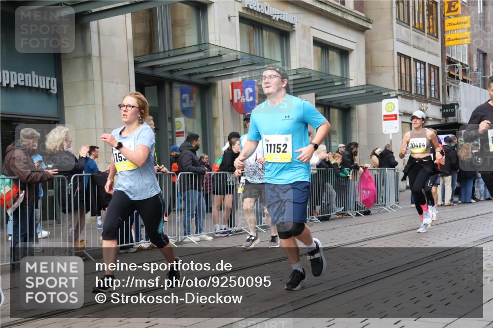 05.10.2025 - 20. swb-Marathon Bremen Strokosch-Dieckow http://msf.ph/oto/9250095 05.10.2025 10:53:44 Ziel 9313, 9402, 9456, 9520, 9548, 9574, 9701, 9807, 9835, 9900, 9935, 10019, 10046, 10075, 10163, 10234, 10484, 10533, 10616, 10631, 10662, 10696, 10785, 11151, 11152, 11203, 11303, 11339, 11347, 11432, 11445, 11449, 11533, 11593, 9313, 9402, 9456, 9520, 9548, 9574, 9701, 9807, 9835, 9900, 9935, 10019, 10046, 10075, 10163, 10234, 10484, 10533, 10616, 10631, 10662, 10696, 10785, 11151, 11152, 11203, 11303, 11339, 11347, 11432, 11445, 11449, 11533, 11593 meine-sportfotos.de
