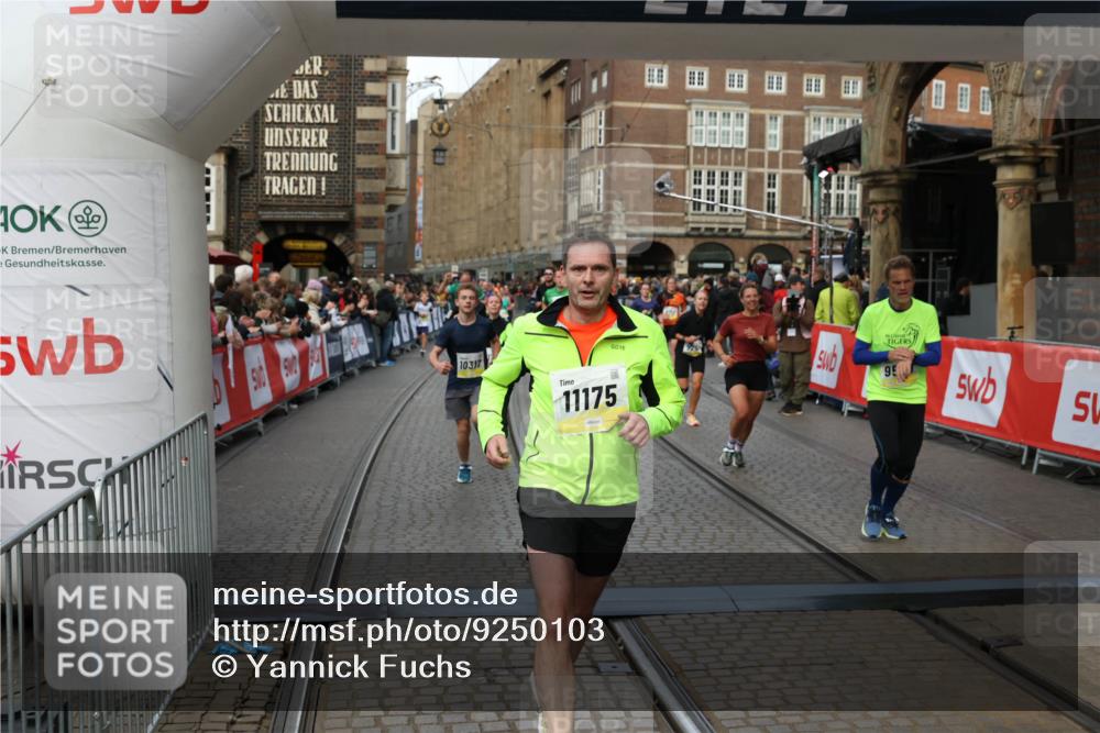 05.10.2025 - 20. swb-Marathon Bremen Yannick Fuchs http://msf.ph/oto/9250103 05.10.2025 10:53:27 Ziel 7193, 7251, 9263, 9539, 9717, 9956, 10057, 10317, 10806, 10958, 10993, 11174, 11175, 11377, 11510, 11512 meine-sportfotos.de