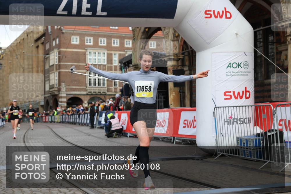 05.10.2025 - 20. swb-Marathon Bremen Yannick Fuchs http://msf.ph/oto/9250108 05.10.2025 10:44:26 Ziel 10044, 10348, 10816, 11659 meine-sportfotos.de