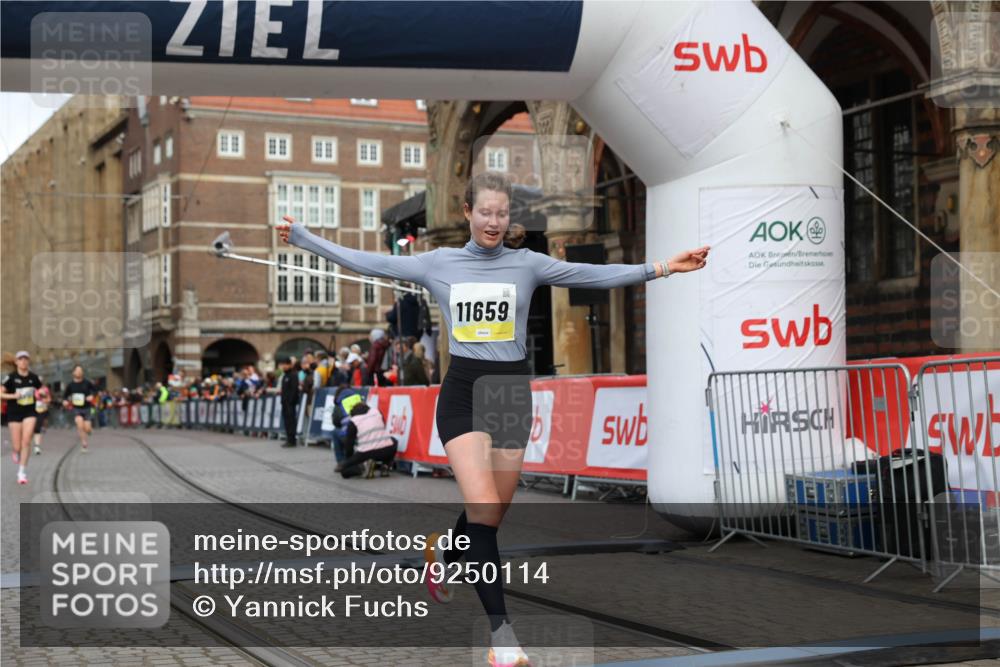 05.10.2025 - 20. swb-Marathon Bremen Yannick Fuchs http://msf.ph/oto/9250114 05.10.2025 10:44:26 Ziel 10044, 10348, 10816, 11659 meine-sportfotos.de