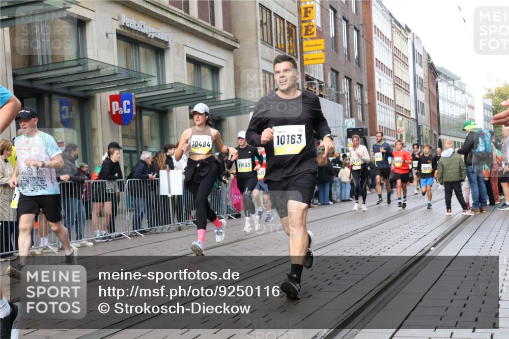 05.10.2025 - 20. swb-Marathon Bremen Strokosch-Dieckow http://msf.ph/oto/9250116 05.10.2025 10:53:45 Ziel 9313, 9402, 9456, 9520, 9548, 9574, 9701, 9807, 9835, 9900, 9935, 10019, 10046, 10075, 10163, 10234, 10402, 10484, 10533, 10616, 10631, 10662, 10785, 11151, 11152, 11203, 11303, 11339, 11347, 11432, 11449, 11533, 11593, 9313, 9402, 9456, 9520, 9548, 9574, 9701, 9807, 9835, 9900, 9935, 10019, 10046, 10075, 10163, 10234, 10402, 10484, 10533, 10616, 10631, 10662, 10785, 11151, 11152, 11203, 11303, 11339, 11347, 11432, 11449, 11533, 11593 meine-sportfotos.de
