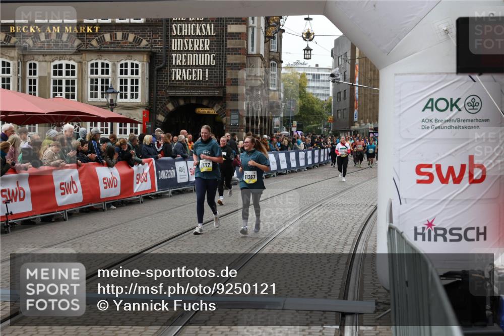 05.10.2025 - 20. swb-Marathon Bremen Yannick Fuchs http://msf.ph/oto/9250121 05.10.2025 11:13:34 Ziel 10273, 11117, 11367 meine-sportfotos.de
