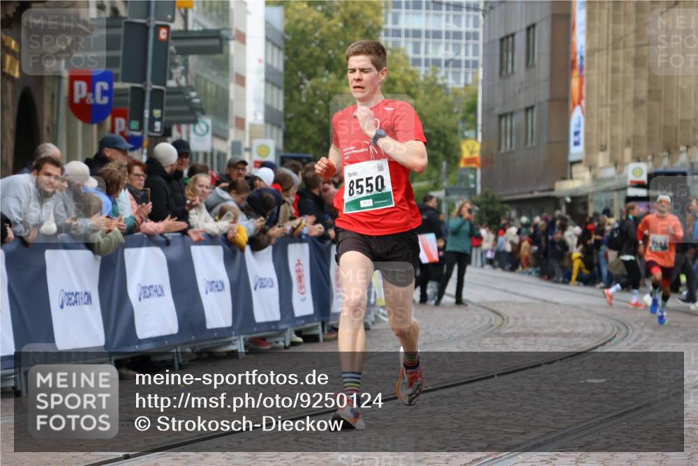 05.10.2025 - 20. swb-Marathon Bremen Strokosch-Dieckow http://msf.ph/oto/9250124 05.10.2025 12:48:00 Ziel 7442, 8550 meine-sportfotos.de