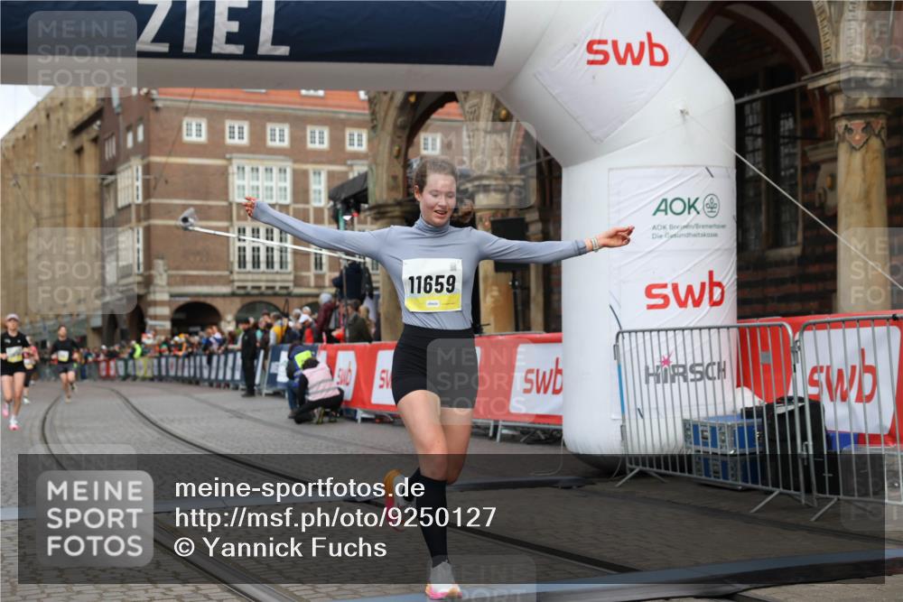 05.10.2025 - 20. swb-Marathon Bremen Yannick Fuchs http://msf.ph/oto/9250127 05.10.2025 10:44:26 Ziel 10044, 10348, 10816, 11659 meine-sportfotos.de