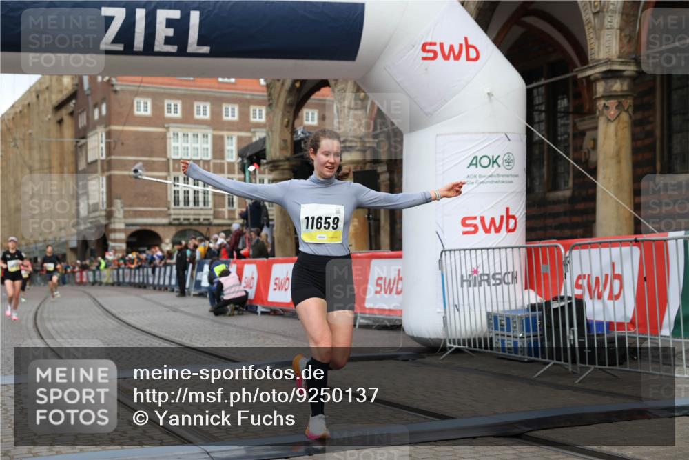 05.10.2025 - 20. swb-Marathon Bremen Yannick Fuchs http://msf.ph/oto/9250137 05.10.2025 10:44:26 Ziel 10044, 10348, 10816, 11659 meine-sportfotos.de