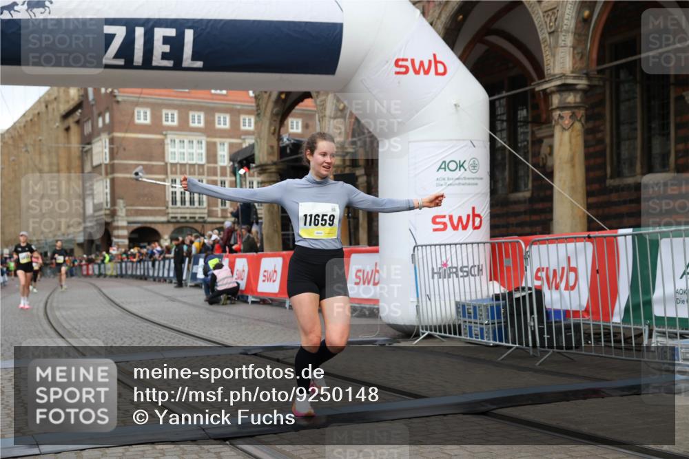 05.10.2025 - 20. swb-Marathon Bremen Yannick Fuchs http://msf.ph/oto/9250148 05.10.2025 10:44:26 Ziel 10044, 10348, 10816, 11659 meine-sportfotos.de