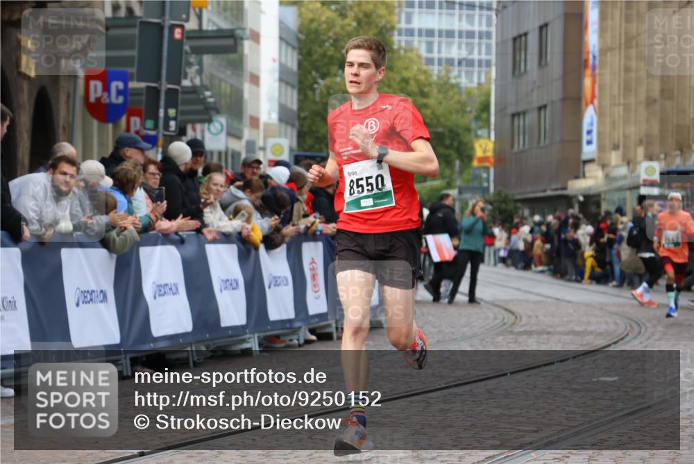 05.10.2025 - 20. swb-Marathon Bremen Strokosch-Dieckow http://msf.ph/oto/9250152 05.10.2025 12:48:00 Ziel 7442, 8550 meine-sportfotos.de