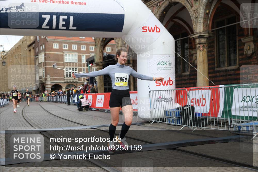 05.10.2025 - 20. swb-Marathon Bremen Yannick Fuchs http://msf.ph/oto/9250159 05.10.2025 10:44:26 Ziel 10044, 10348, 10816, 11659 meine-sportfotos.de