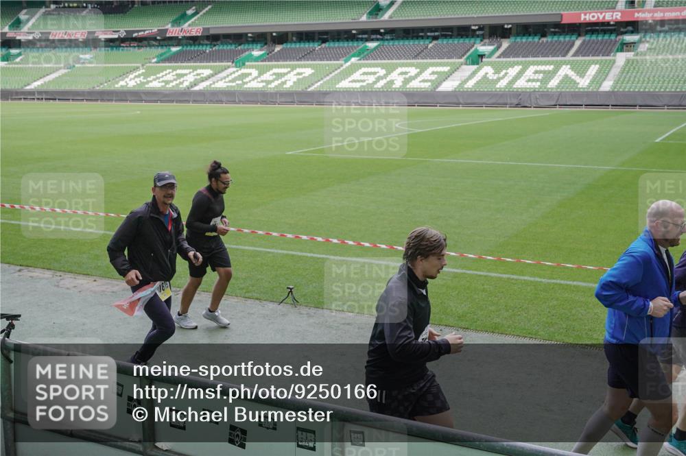 05.10.2025 - 20. swb-Marathon Bremen Michael Burmester http://msf.ph/oto/9250166 05.10.2025 10:40:07 Laufen im Stadion 7779, 7789, 7799, 7979, 9002, 9180, 9186, 9220, 9228, 9241, 9275, 9286, 9308, 9315, 9387, 9419, 9423, 9491, 9523, 9552, 9554, 9571, 9615, 9619, 9623, 9644, 9661, 9662, 9721, 9780, 9786, 9866, 9901, 9931, 9976, 10025, 10157, 10160, 10185, 10192, 10193, 10207, 10286, 10374, 10383, 10422, 10426, 10451, 10462, 10531, 10532, 10542, 10567, 10587, 10597, 10603, 10604, 10619, 10674, 10699, 10737, 10749, 11090, 11270, 7654, 9224 meine-sportfotos.de