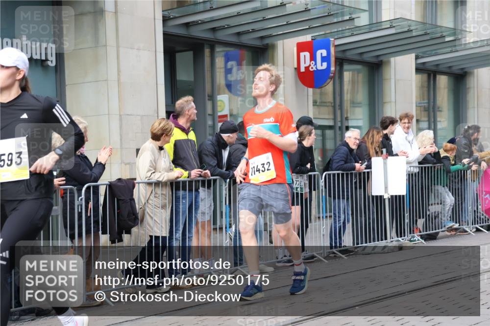 05.10.2025 - 20. swb-Marathon Bremen Strokosch-Dieckow http://msf.ph/oto/9250175 05.10.2025 10:53:47 Ziel 9313, 9402, 9456, 9520, 9548, 9574, 9807, 9835, 9900, 9935, 10019, 10046, 10075, 10163, 10234, 10402, 10484, 10533, 10616, 10631, 10662, 10785, 11151, 11152, 11203, 11303, 11339, 11347, 11432, 11449, 11593, 9313, 9402, 9456, 9520, 9548, 9574, 9807, 9835, 9900, 9935, 10019, 10046, 10075, 10163, 10234, 10402, 10484, 10533, 10616, 10631, 10662, 10785, 11151, 11152, 11203, 11303, 11339, 11347, 11432, 11449, 11593 meine-sportfotos.de