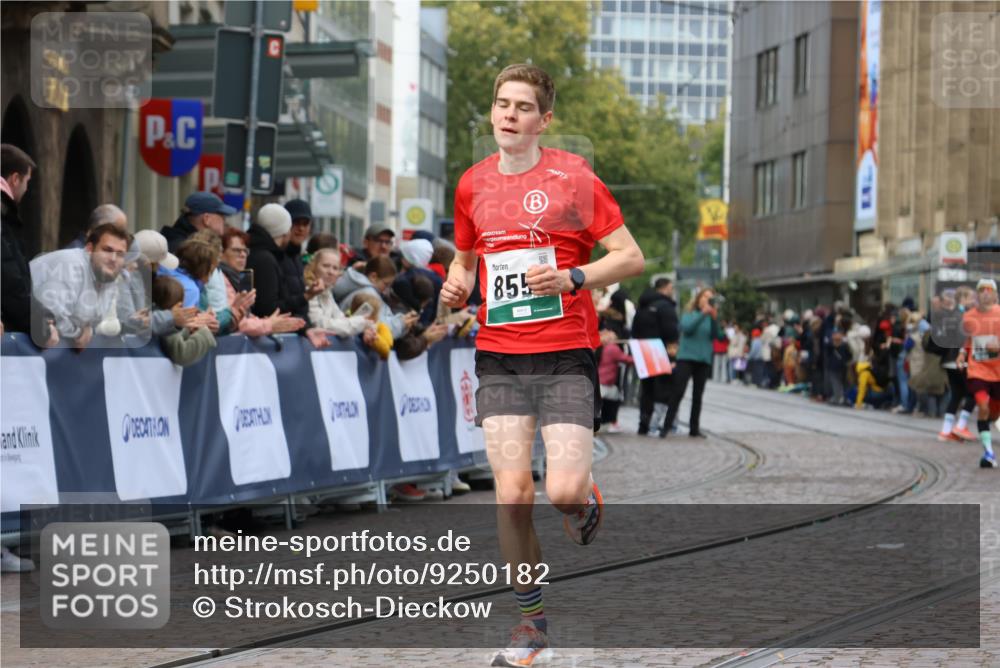 05.10.2025 - 20. swb-Marathon Bremen Strokosch-Dieckow http://msf.ph/oto/9250182 05.10.2025 12:48:00 Ziel 7442, 8550 meine-sportfotos.de