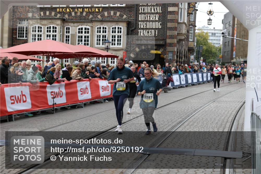 05.10.2025 - 20. swb-Marathon Bremen Yannick Fuchs http://msf.ph/oto/9250192 05.10.2025 11:13:35 Ziel 10273, 11117, 11367 meine-sportfotos.de