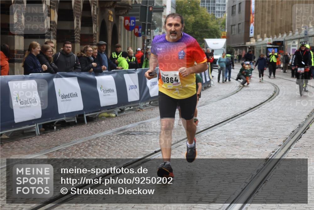 05.10.2025 - 20. swb-Marathon Bremen Strokosch-Dieckow http://msf.ph/oto/9250202 05.10.2025 15:28:09 Ziel 10864 meine-sportfotos.de
