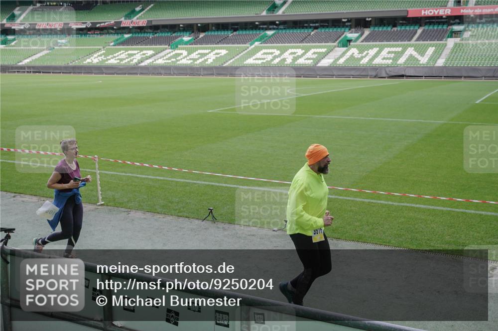 05.10.2025 - 20. swb-Marathon Bremen Michael Burmester http://msf.ph/oto/9250204 05.10.2025 10:40:10 Laufen im Stadion 7779, 7789, 7799, 7979, 9180, 9186, 9220, 9228, 9241, 9275, 9286, 9308, 9315, 9387, 9419, 9423, 9440, 9491, 9523, 9552, 9554, 9571, 9615, 9619, 9623, 9661, 9662, 9721, 9780, 9786, 9866, 9901, 9931, 9976, 10025, 10157, 10160, 10185, 10192, 10193, 10286, 10374, 10383, 10422, 10426, 10451, 10462, 10531, 10532, 10542, 10563, 10587, 10597, 10603, 10604, 10619, 10674, 10699, 10737, 10749, 11090, 11270, 7654, 7979, 9002, 9224 meine-sportfotos.de