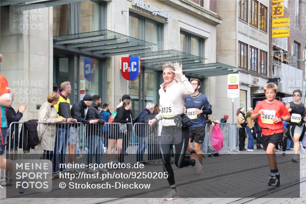 05.10.2025 - 20. swb-Marathon Bremen Strokosch-Dieckow http://msf.ph/oto/9250205 05.10.2025 10:53:48 Ziel 9313, 9402, 9456, 9520, 9548, 9574, 9807, 9835, 9900, 9935, 10019, 10075, 10163, 10234, 10402, 10484, 10533, 10631, 10662, 10785, 10915, 11151, 11152, 11203, 11303, 11339, 11347, 11432, 11449, 11593, 9313, 9402, 9456, 9520, 9548, 9574, 9807, 9835, 9900, 9935, 10019, 10075, 10163, 10234, 10402, 10484, 10533, 10631, 10662, 10785, 10915, 11151, 11152, 11203, 11303, 11339, 11347, 11432, 11449, 11593 meine-sportfotos.de