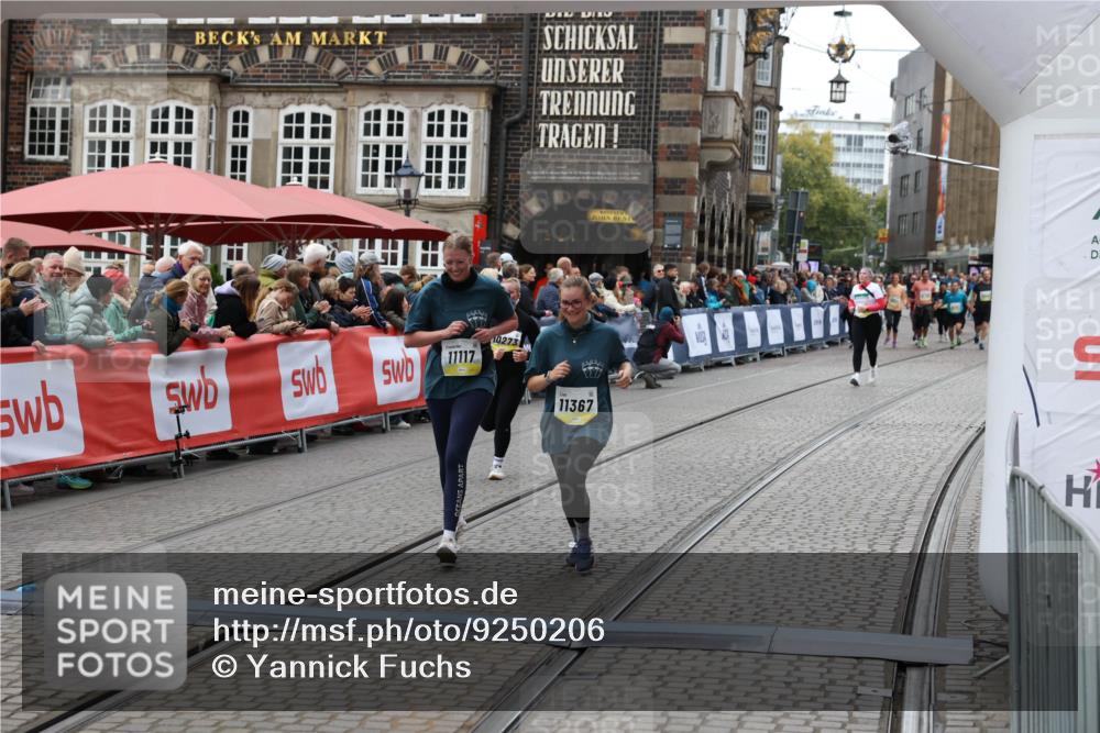 05.10.2025 - 20. swb-Marathon Bremen Yannick Fuchs http://msf.ph/oto/9250206 05.10.2025 11:13:35 Ziel 10273, 11117, 11367 meine-sportfotos.de