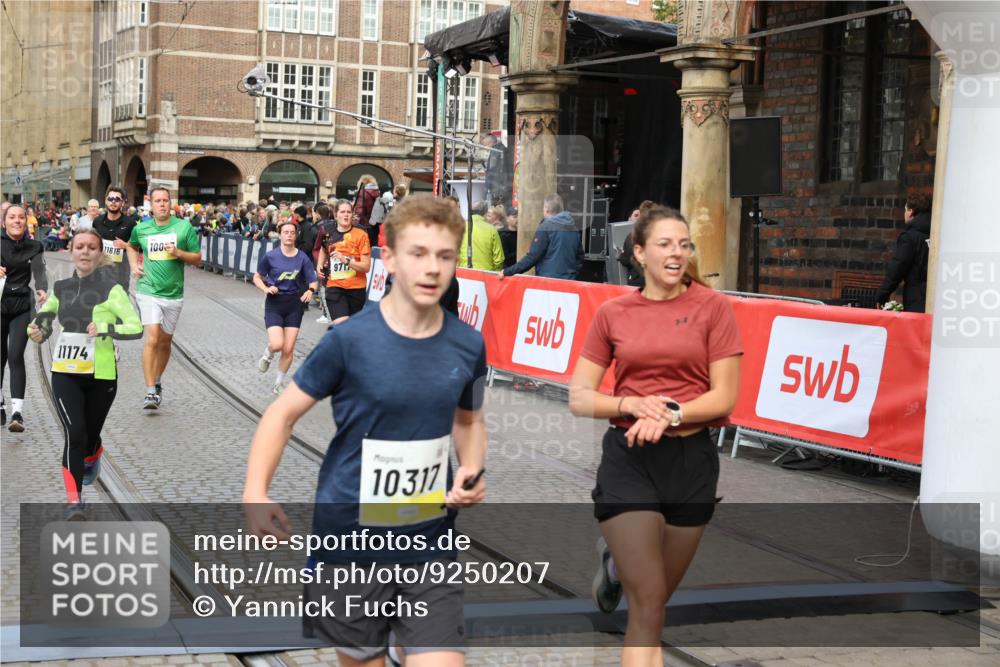 05.10.2025 - 20. swb-Marathon Bremen Yannick Fuchs http://msf.ph/oto/9250207 05.10.2025 10:53:28 Ziel 7193, 7251, 9263, 9539, 9717, 9868, 9956, 10057, 10317, 10806, 10993, 11174, 11175, 11510 meine-sportfotos.de