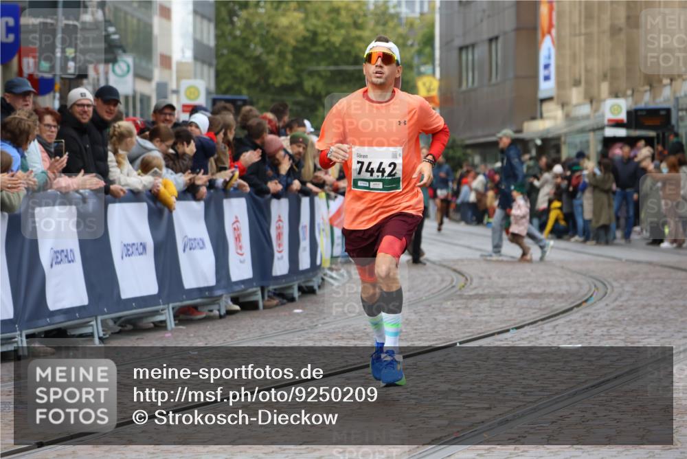 05.10.2025 - 20. swb-Marathon Bremen Strokosch-Dieckow http://msf.ph/oto/9250209 05.10.2025 12:48:06 Ziel 7442 meine-sportfotos.de