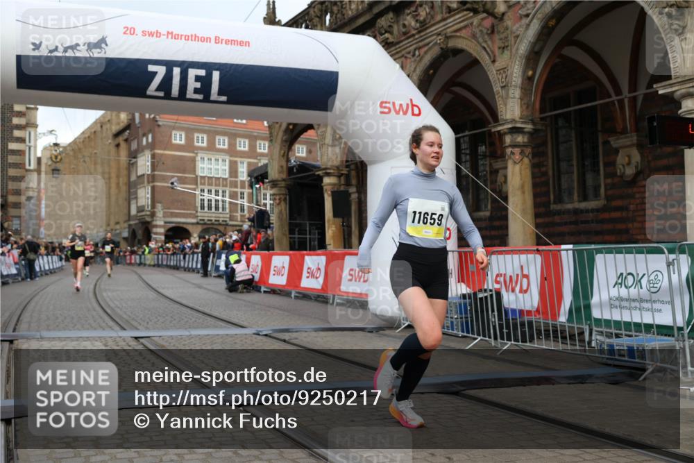 05.10.2025 - 20. swb-Marathon Bremen Yannick Fuchs http://msf.ph/oto/9250217 05.10.2025 10:44:27 Ziel 10044, 10666, 10816, 11659 meine-sportfotos.de